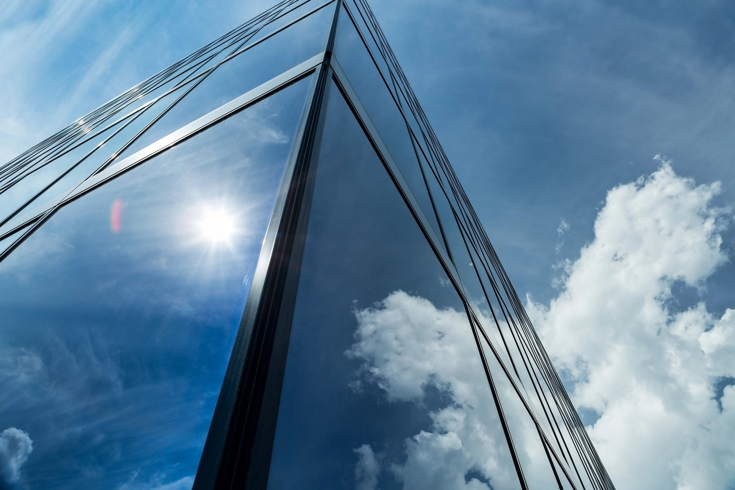 Europe Cleaning Service Bernd Leibold e.K. – Moderne Fassade eines Geschäftsgebäudes mit reflektierender Glasfassade.